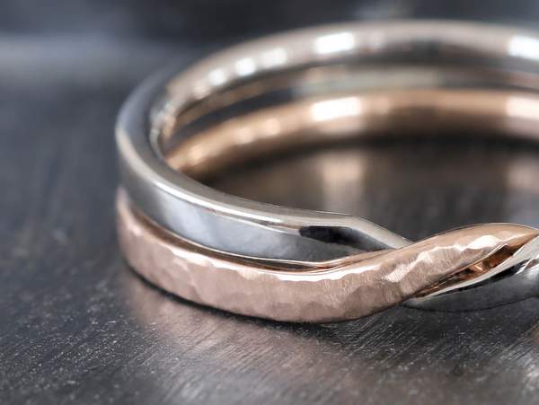 結婚指輪の槌目テクスチャー