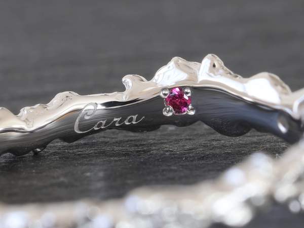 指輪内側の刻印とルビー