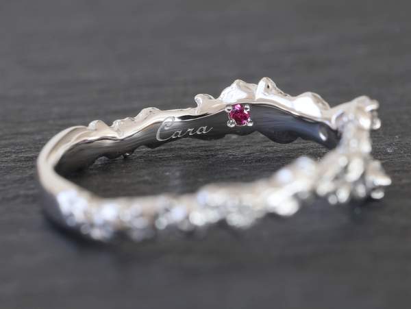 指輪内側の刻印とルビー