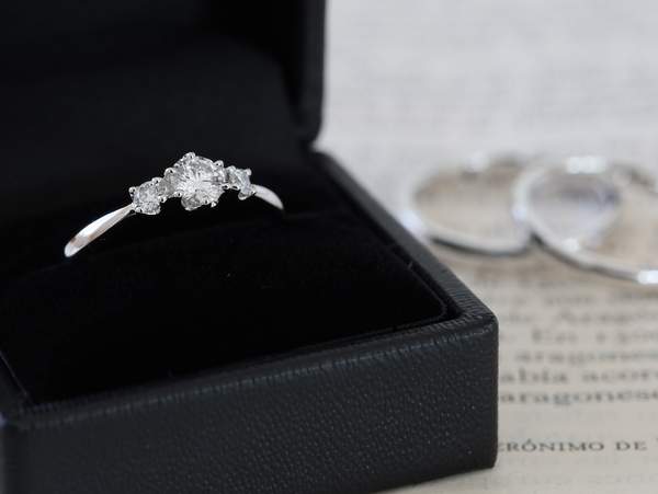 黒リングケースに入ったダイヤモンドリング