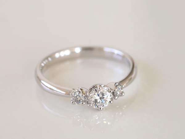 3石ダイヤモンドのプラチナ婚約指輪