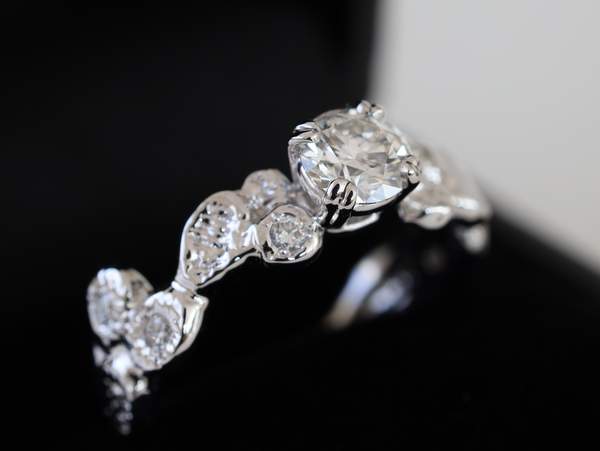 プラチナのダイヤモンドの婚約指輪