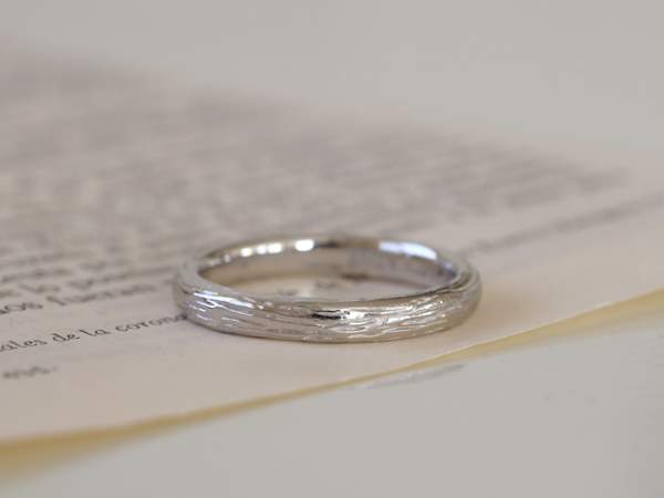 ヤスリ目の入ったプラチナの指輪
