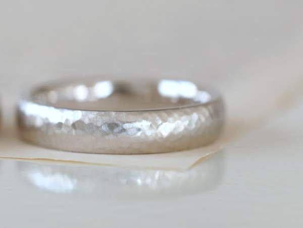 槌目テクスチャ―のプラチナリング