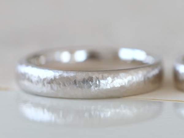 槌目テクスチャーのプラチナリング