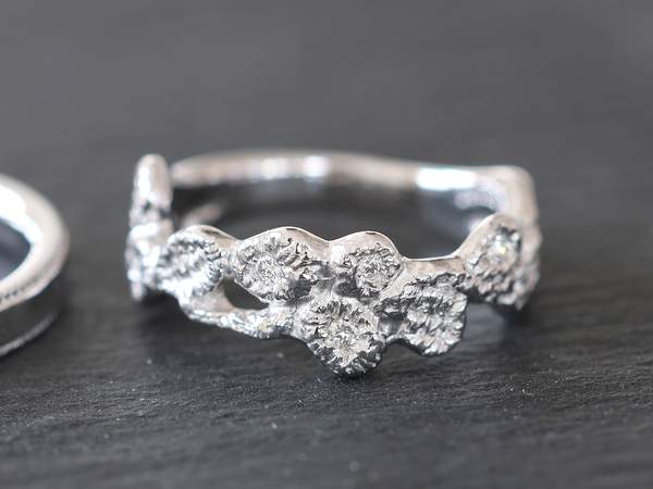 彫りの入ったプラチナリング