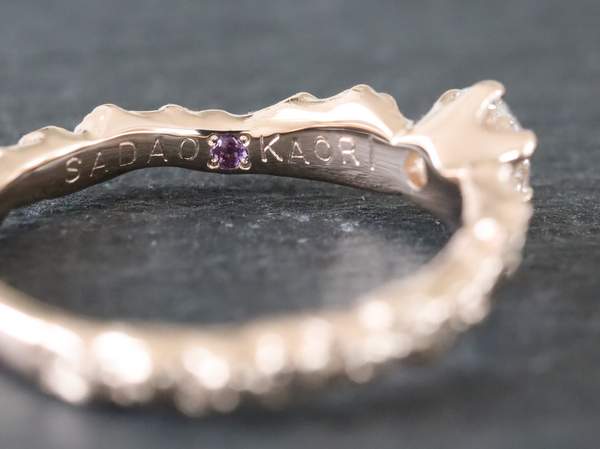 ピンクゴールドリング内側の刻印とアメシスト