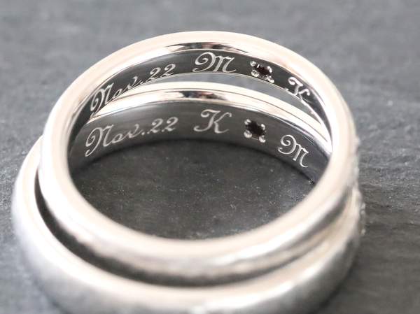 プラチナ結婚指輪内側の刻印とガーネット