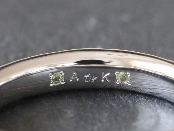 指輪内側の刻印とペリドット