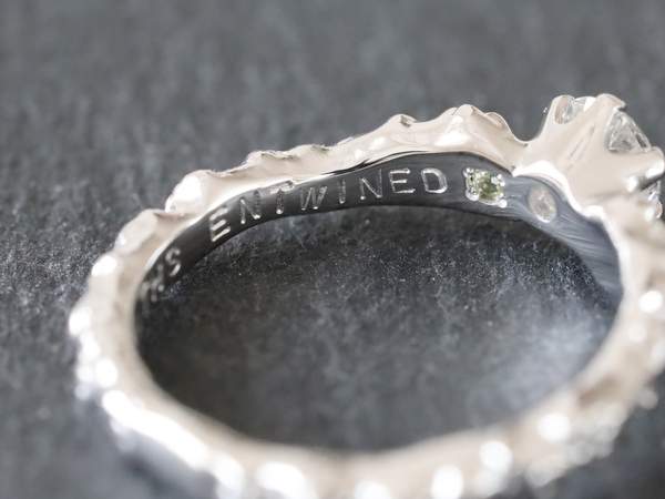 指輪内側の刻印とペリドット