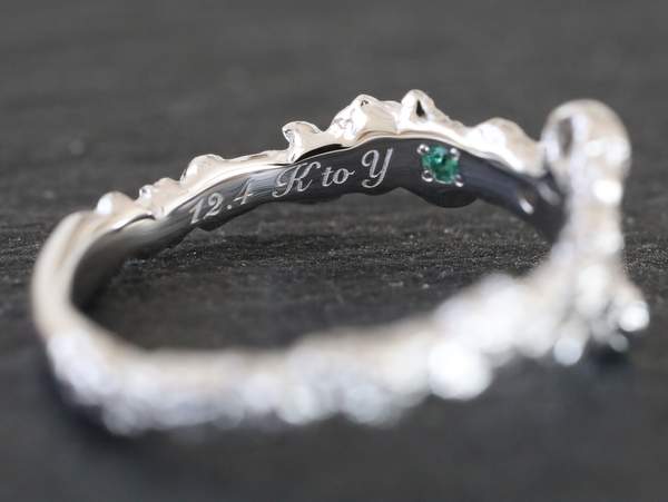 婚約指輪内側の刻印とエメラルド