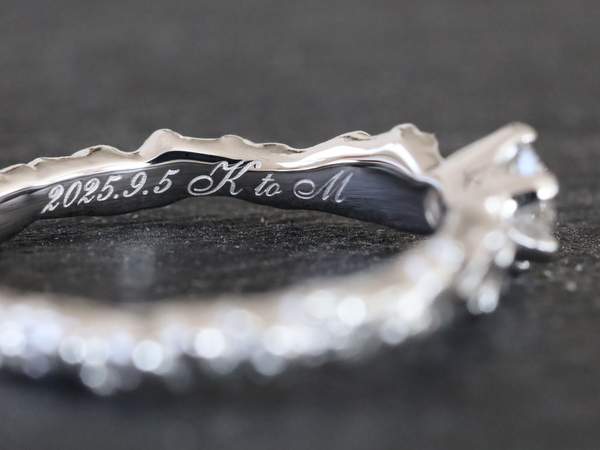 ダイヤモンドリング内側の日付とイニシャルの刻印