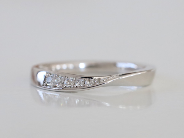 メレーダイヤが入った結婚指輪