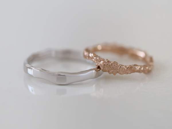 ピンクゴールドの花冠の指輪と同じシルエットでシンプルなプラチナの指輪の男女セット