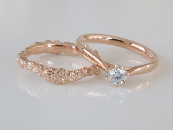 ピンクゴールドの結婚指輪と婚約指輪