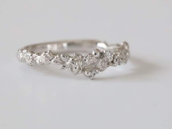 プラチナに花冠のデザインでメレ―ダイヤモンドが入った指輪