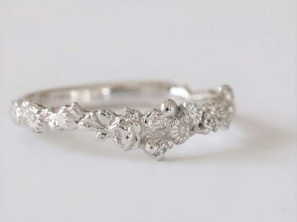 プラチナの花冠デザインにダイヤが入った指輪