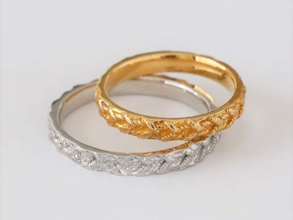 プラチナとゴールドの糸で編んだようなデザインの結婚指輪
