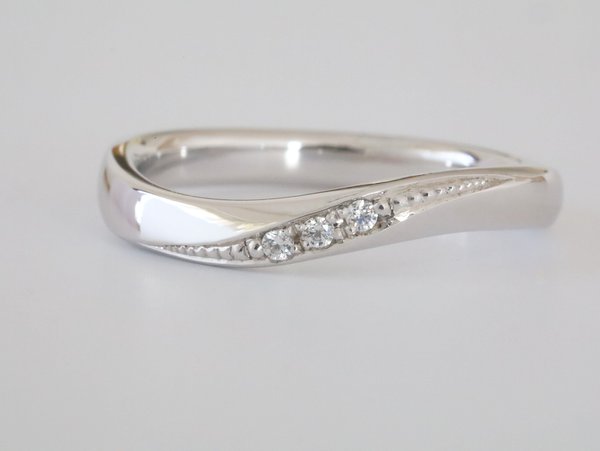 鏡面仕上げの結婚指輪にメレーダイヤモンド3ピースを彫り留め