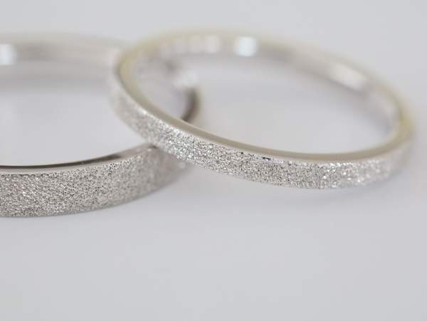 テクスチャーのある平打ちリング