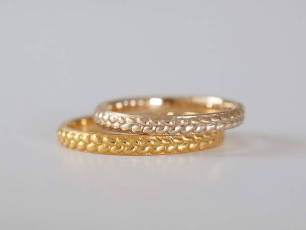 葉っぱがぐるっとつながったデザインの１８金と１８金ピンクゴールドの結婚指輪