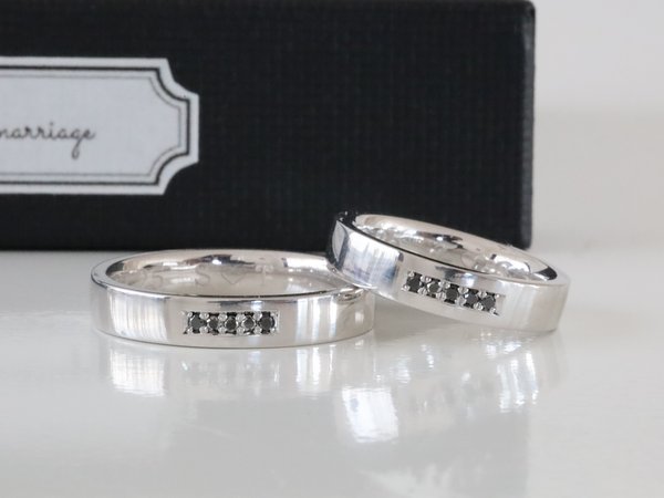 【結婚指輪】平打ちリングにブラックダイヤを彫り留め...