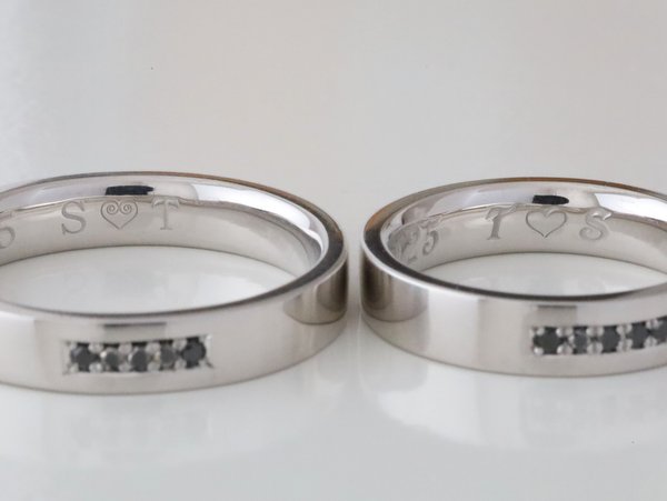 結婚指輪の内側にそれぞれ違ったフォントでイニシャルをレーザー刻印