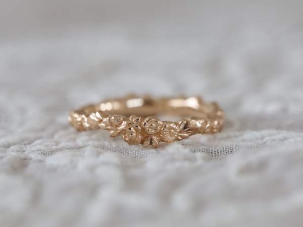 ピンクゴールドのお花のデザインの指輪