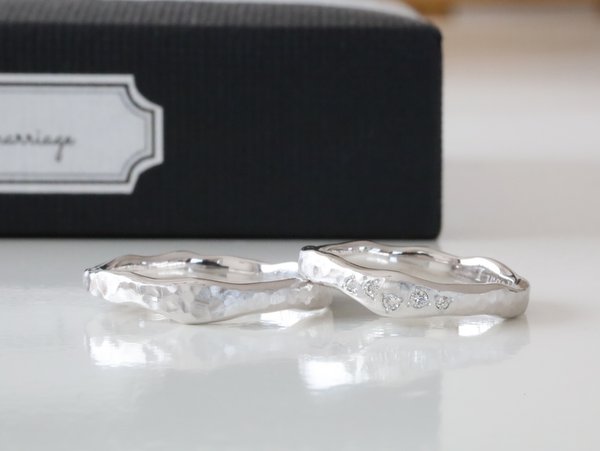 【結婚指輪】「コロッラ」のデザインに槌目とメレーダイヤ...