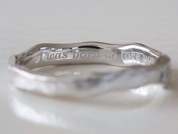 プラチナのリング内側にレーザー刻印で「I was born to love you」が刻まれた結婚指輪