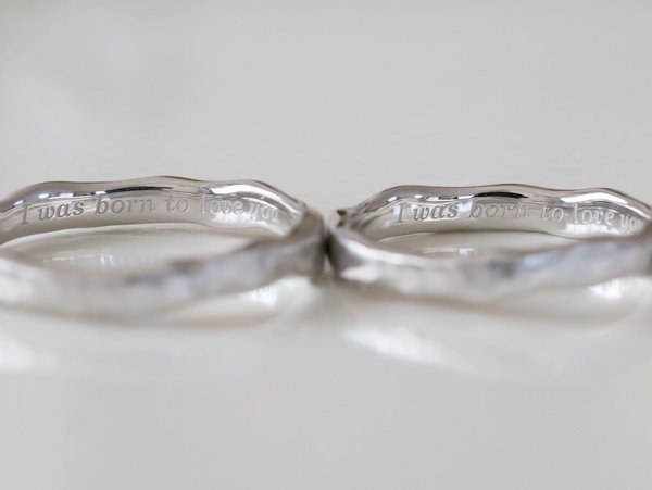 プラチナの結婚指輪内側にレーザー刻印