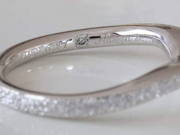 女性の指輪内側にダイヤモンドと日付とお二人のお名前