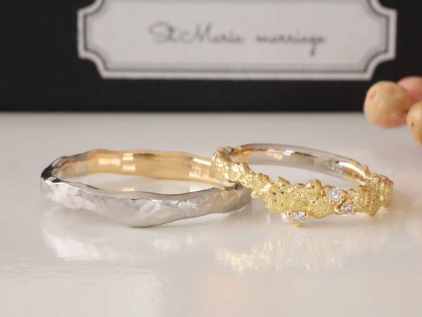 プラチナとゴールドのコンビの結婚指輪２本