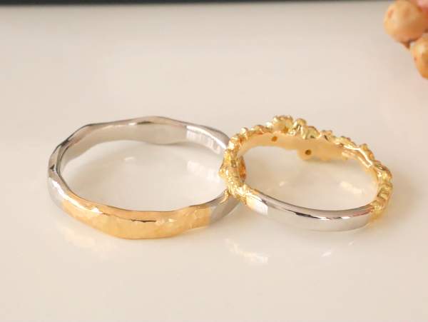 手の平側の金属は男性がゴールド女性はプラチナの結婚指輪
