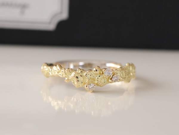 花冠デザインのゴールドの結婚指輪