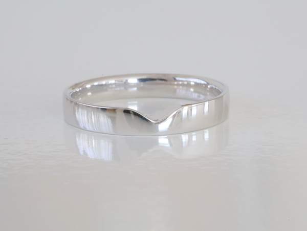 平打ちにⅤ字の切れ込みの入ったプラチナの結婚指輪男性用