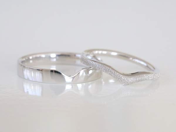Pt900V字のキラキラ光る結婚指輪