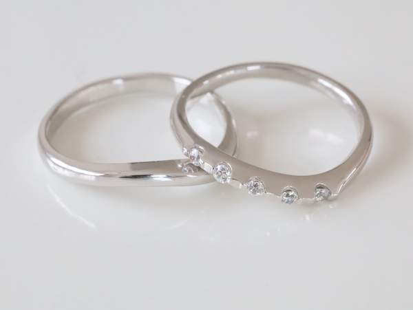 S字に動きのある結婚指輪女性用はダイヤモンド５ピース入り
