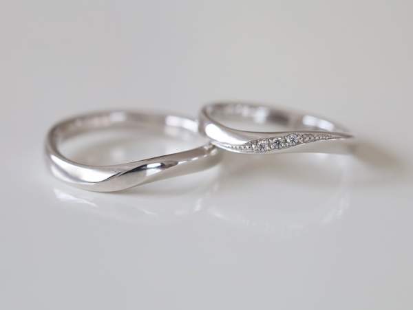 緩やかな曲線の入ったプラチナの結婚指輪女性はメレ―ダイヤモンド入り