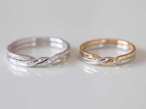 ２つのリングが離れることなく繋がった結婚指輪