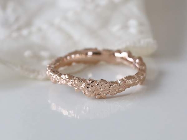 ピンクゴールドの花冠デザインの女性用結婚指輪