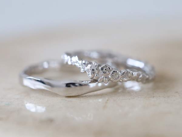 プラチナの花冠デザインの結婚指輪のペア