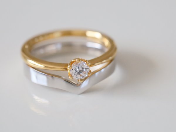 ゴールドの婚約指輪とプラチナの結婚指輪重ねづけのやや側面