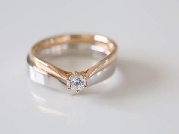 ピンクゴールドのソリテールの婚約指輪とプラチナの結婚指輪重ねづけ