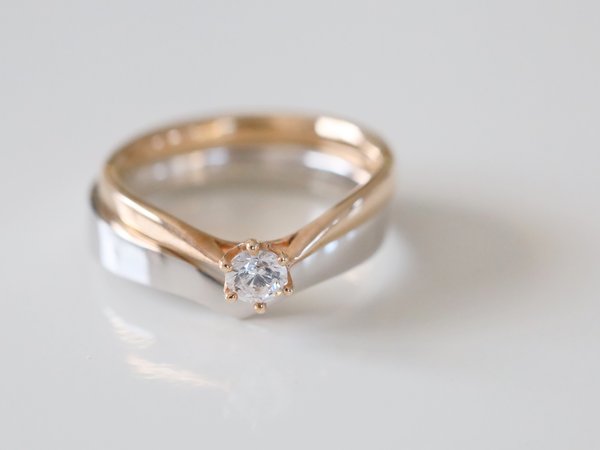 ピンクゴールドの婚約指輪とプラチナの結婚指輪の重ねづけ