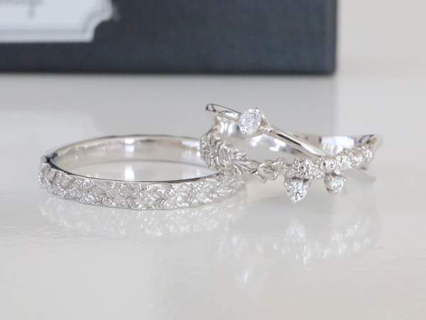 【結婚指輪】コロッラNo.3とアマイヤ・彫りで統一されたペア...