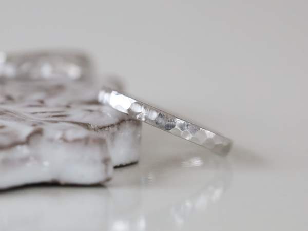 プラチナ平打ちリングに槌目のテクスチャーの幅細の結婚指輪