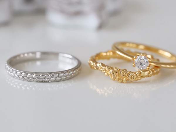 ゴールドの結婚指輪と婚約指輪のセットとプラチナの結婚指輪
