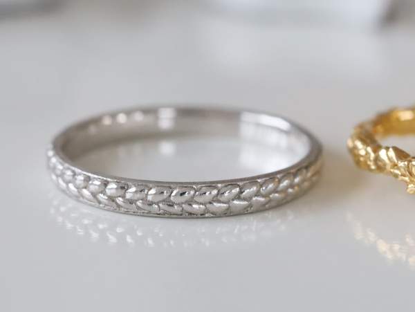 葉っぱが連なったデザインのプラチナの結婚指輪