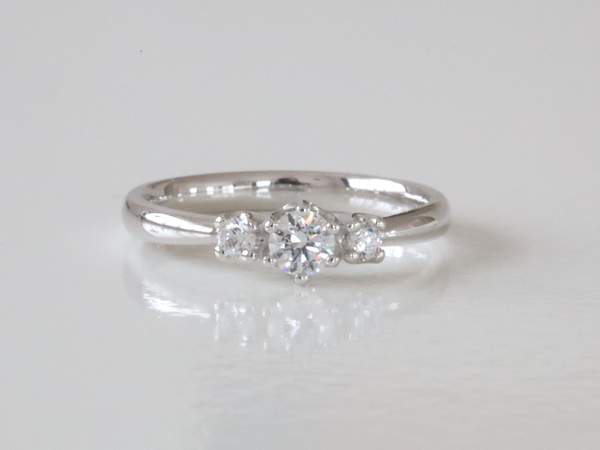 プラチナに大粒ダイヤモンドと左右にメレ―ダイヤモンドが入った婚約指輪